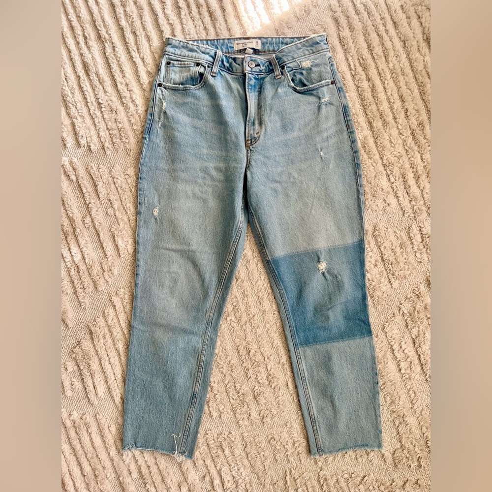 Abercrombie High Rise Mom Jeans, Light Wash, Size 29 Waist